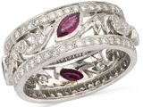 gros plan d'une bague en diamant et rubis sur fond blanc
