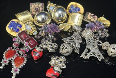 plusieurs types de bijoux différents sur une surface noire