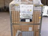 un chariot chargé de plusieurs cartons dans un entrepôt