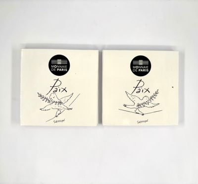 deux livres posés sur une surface blanche, avec un dessin en noir et blanc représentant un oiseau
