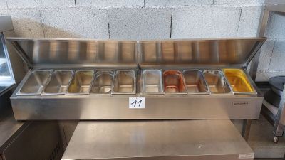 de nombreux plateaux de nourriture posés sur le plan de travail de la cuisine