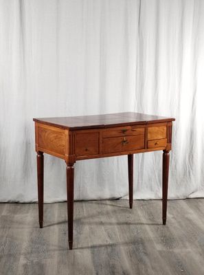 l'image d'une table en bois avec des tiroirs