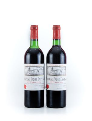 deux bouteilles de vin rouge posées l'une à côté de l'autre sur une surface blanche