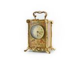 une petite horloge posée sur une table