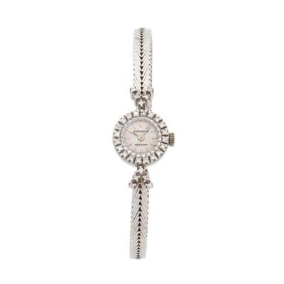 gros plan d'une montre-bracelet sur fond blanc