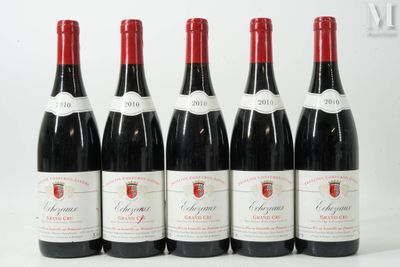 six bouteilles de vin rouge sont alignées