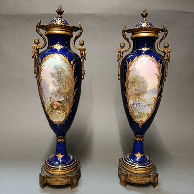 paire de vases bleus et or posés sur une table