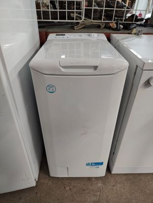 deux lave-linge et un sèche-linge dans une pièce