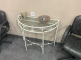 une table en verre sur laquelle se trouve un bol, à côté de deux chaises