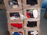 de nombreuses boîtes de vêtements empilées les unes sur les autres
