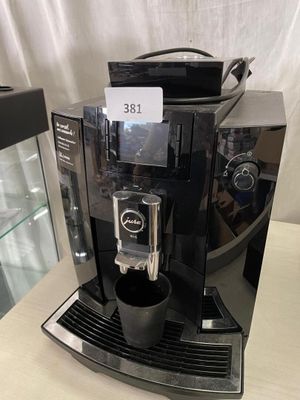une machine à café posée sur une table