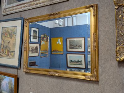 de nombreuses photos encadrées sur le mur de cette pièce