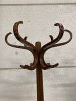 THONET dans le goût de : Deux porte-manteaux en bois courbé … (photo 6)