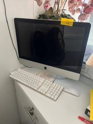 un ordinateur sur un bureau avec un clavier et une souris