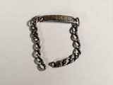 un gros plan d'un bracelet en métal entouré d'une chaîne