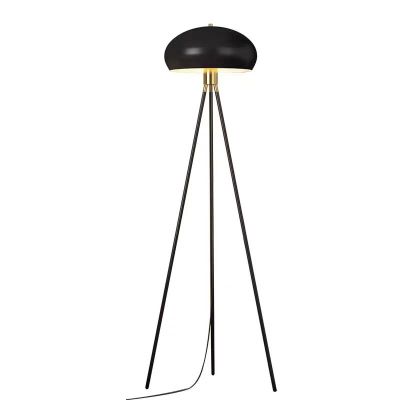 un lampadaire noir avec un pied en bois et un abat-jour noir