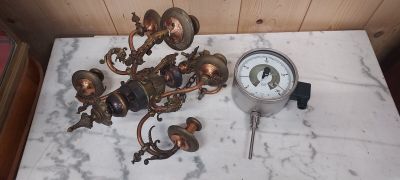 une table sur laquelle se trouvent une horloge et un bougeoir