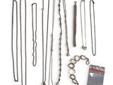 de nombreux types de colliers exposés sur un fond blanc
