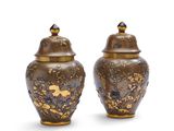 paire de vases asiatiques ornés de motifs dorés et noirs