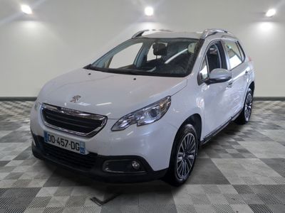 la petite voiture blanche est garée dans une grande pièce