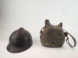 deux casques posés l'un à côté de l'autre sur une surface blanche