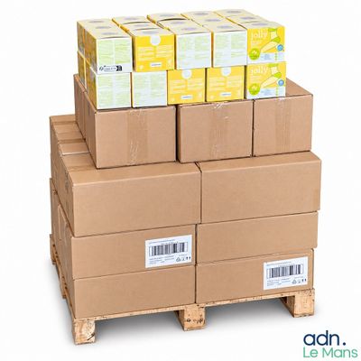 des cartons empilés sur une palette, sur lesquels figure un code-barres
