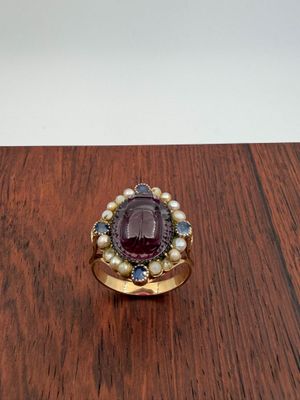 Bague en or 18K (750) ornée d'un scarabée sculpté en grenat …