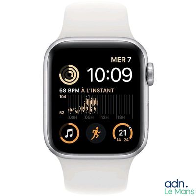 une image d'une Apple Watch blanche dont le cadran affiche l'heure