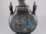 une image représentant un vase bleu et noir orné de motifs