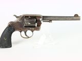 un vieux revolver avec un canon en bois sur fond blanc