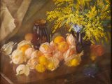 une peinture représentant un vase de fleurs et de fruits sur une table