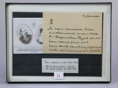 la photo d'une femme tenant un bout de papier à la main