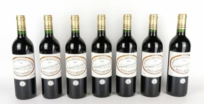 six bouteilles de vin sont alignées sur une surface blanche