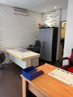 Mobilier de bureau en l'état comprenant : deux bureaux simpl… (photo 3)