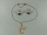 ensemble collier et boucles d'oreilles orné de grenats et d'un serpent