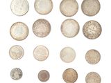 plusieurs types de pièces sur une surface blanche