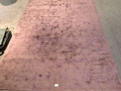 un tapis rose posé sur le sol d'une pièce