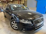 l'image d'une voiture noire garée dans un garage