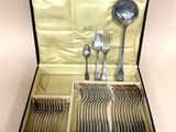 un coffret contenant de l'argenterie sur une table