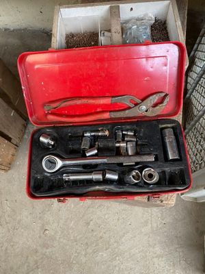une boîte à outils rouge avec des outils sur le sol