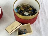 une boîte rouge contenant tout un tas de bijoux