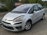 La Citroën argentée est garée sur le bord de la route.