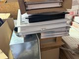 une pile de cartons et un réfrigérateur dans une pièce