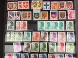 une image d'une collection de timbres sur une table