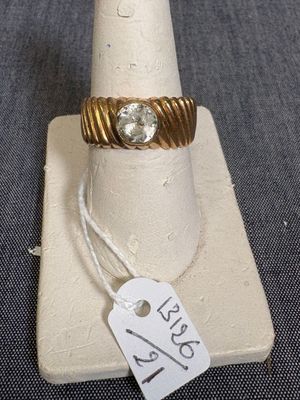 une bague en or surmontée d'un diamant