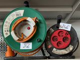 deux types différents de fils électriques sur l'étagère