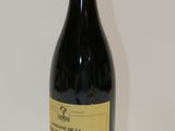 une bouteille de vin posée sur une table