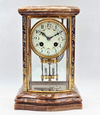 une petite horloge posée sur une table
