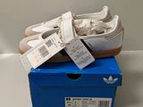 une paire de chaussures posée sur une boîte bleue
