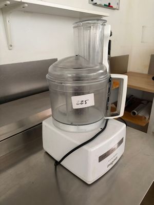 un robot ménager posé sur le plan de travail d'une cuisine
